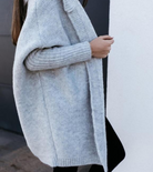 damen-grau-lange-strickjacke-mit-kapuze